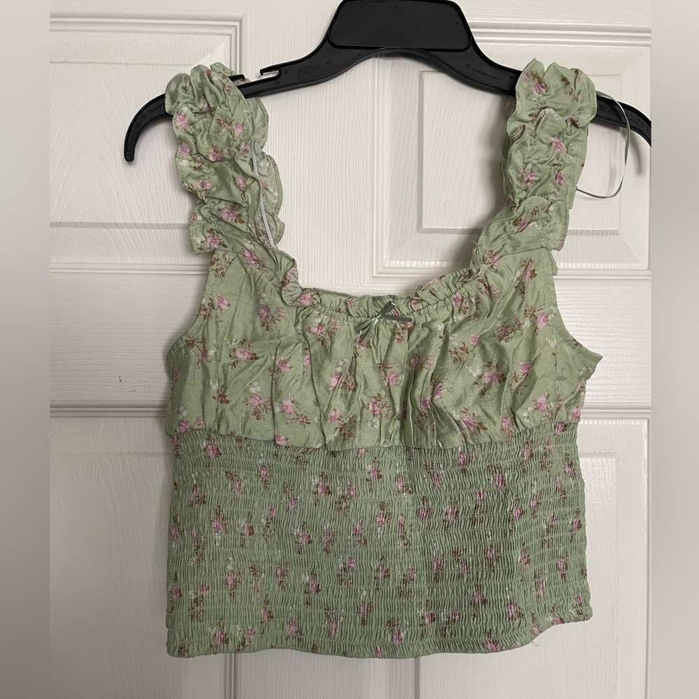 Love Tree size medium Floral Green Ruffled Sleeve Tank Crop Top NWOT